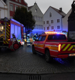 Brandstiftung in Rathaus Toilette, Geisenhausen, Lkr. Landshut, 26.08.2023 ca. 19.55 Uhr  Noch während die Aufräumarbeiten nach der Gewitterfront in Geisenhausen in vollem Gange war, alarmierte die Integrierte Leitstelle in Essenbach die Feuerwehren aus Geisenhausen und Bergham in das Rathaus am dortigen Marktplatz. Bürgermeister Johann Reff musste zuvor den Notruf wählen, nachdem aus der öffentlichen Toilette Rauch drang. Schnell war die Feuerwehr vor Ort und konnte zügig Entwarnung geben. Papierhandtücher in einem Abdalleimer waren in Brand geraten und schnell abgelöscht. Die Toilettenanlage und das Rathaus wurden anschließend belüftet und die Feuerwehr konnte zu den ursprünglichen Einsatzstellen zurückkehren. Abgesichert wurde der Einsatz von einem Rettungswagen des Bayerischen Roten Kreuz, die Polizeiinspektion Vilsbiburg nahm die Ermittlungen zur Brandstiftung auf. Die Höhe des entstandenen Sachschaden muss noch ermittelt werden, verletzt wurde niemand.  Fotos und Text: Pressefotografie24 - Dominik Götz