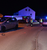 Großaufgebot von Hilfskräften für Kurvenstreifer alarmiert, eine verletzte Person, Vilsbiburg, Lkr. Landshut, 04.02.2023  ca. 21.05 Uhr  Die Feuerwehren aus Vilsbiburg und Geisenhausen wurden am Samstagabend zusammen mit dem Rettungsdienst und der Polizei kurz nach 21 Uhr in die Brückenstraße nach Vilsbiburg (Lkr. Landshut) alarmiert. Gemeldet wurde ein Verkehrsunfall mit mehreren verletzten Personen, wovon eine Person in einem Fahrzeug eingeklemmt wurde. Die anrückenden Rettungskräfte konnten dabei