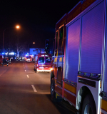 Feuerwehren verhindern Großbrand in Schreinerei, Heizraum brennt komplett aus, Altfraunhofen, Lkr. Landshut, 06.03.2023 ca. 18.20 Uhr  Am Montagabend alarmierte die Integrierte Leitstelle in Essenbach ein Großaufgebot an Feuerwehren und Hilfsorganisationen in die Wambacher Straße in Altfraunhofen. Dort wurde ein in Brand stehender Heizungsraum gemeldet. Die Feuerwehren aus Altfraunhofen, Geisenhausen, Ahrain, Münchsdorf, Windten, Wörnstorf, Vilsheim, Baierbach und Niederkam sowie Vertreter der Kreisbrandinspektion, die Drohnengruppe Landshut Land, die Unterstützungsgruppe Örtliche Einsatzleitung aus Tiefenbach und der Atemschutzgerätewagen aus Ahrain fuhren daher die Einsatzstelle an. Abgesichert wurde der Einsatz von rettungsdienstlicher Seite mit zwei Notärzten, fünf Rettungswägen, einem Krankentransportwagen sowie dem Einsatzleiter Rettungsdienst, dem Leitenden Notarzt und der Unterstützungsgruppe Sanitätseinsatzleitung.  Vor Ort wurde ein in Vollbrand stehender Heizungsraum auf der Gebäuderückseite vorgefunden. Hier galt es das Feuer unter Atemschutz zu löschen und eine Brandausbreitung auf die Schreinerei zu verhindern. Dies gelang den Einsatzkräften sodass sich der Schaden auf den Heizungsraum beschränkte. Dennoch entstand hoher Sachschaden. Das Gebäude wurde anschließend mit mehreren Übderdrucklüftern entraucht und Nachlöscharbeiten durchgeführt.  Das Löschwasser wurde aus mehreren Hydranten rund im das Brandobjekt entnommen. Die Moosburger Straße / Staatsstraße 2054 war während den Löscharbeiten komplett für den Verkehr gesperrt.  Die polizeilichen Ermittlungen zur Brandursache wurden aufgenommen und werden von der Kriminalpolizei Landshut weitergeführt. Verletzte waren nach aktuellem Stand nicht zubeklagen, aufgrund des Feierabendverkehrs kam es zu kleineren Verkehrsbehinderungen.  Fotos und Text: Pressefotografie24 - Dominik Götz