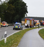 Mehrere Verletzte nach Verkehrsunfall, Rettungshubschrauber dreht im letzten Augenblick noch ab, Geisenhausen, Lkr. Landshut, 27.07.2023   ca. 17.15 Uhr  Ein Verkehrsunfall zwischen einem Mercedes Sprinter und einem BMW ereignete sich am Donnerstagabend im Kreuzungsbereich Landshuter Straße / LA21 in Geisenhausen. Dort kollidierten beide Fahrzeuge, der BMW verkeilte sich im Heck des Mercedes. Der Rettungsdienst übernahm die Versorgung der insgesamt drei Fahrzeuginsassen und lieferte diese anschließend in Kliniken ein. Der ebenfalls alarmierte Rettungshubschrauber Christoph München flog die Einsatzstelle noch an, konnte aber vor Ort wieder abdrehen und die Heimreise antreten. Durch die Feuerwehr Geisenhausen wurde eine Vollsperre im Bereich der Unfallstelle eingerichtet und auslaufende Betriebsstoffe gebunden. Beide Fahrzeuge mussten anschließend abgeschleppt werden. Die Polizeiinspektion Vilsbiburg hat die Ermittlungen zum genauen Unfallhergang aufgenommen.  Fotos und Text: Pressefotografie24 - Dominik Götz