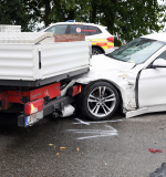 Mehrere Verletzte nach Verkehrsunfall, Rettungshubschrauber dreht im letzten Augenblick noch ab, Geisenhausen, Lkr. Landshut, 27.07.2023   ca. 17.15 Uhr  Ein Verkehrsunfall zwischen einem Mercedes Sprinter und einem BMW ereignete sich am Donnerstagabend im Kreuzungsbereich Landshuter Straße / LA21 in Geisenhausen. Dort kollidierten beide Fahrzeuge, der BMW verkeilte sich im Heck des Mercedes. Der Rettungsdienst übernahm die Versorgung der insgesamt drei Fahrzeuginsassen und lieferte diese anschließend in Kliniken ein. Der ebenfalls alarmierte Rettungshubschrauber Christoph München flog die Einsatzstelle noch an, konnte aber vor Ort wieder abdrehen und die Heimreise antreten. Durch die Feuerwehr Geisenhausen wurde eine Vollsperre im Bereich der Unfallstelle eingerichtet und auslaufende Betriebsstoffe gebunden. Beide Fahrzeuge mussten anschließend abgeschleppt werden. Die Polizeiinspektion Vilsbiburg hat die Ermittlungen zum genauen Unfallhergang aufgenommen.  Fotos und Text: Pressefotografie24 - Dominik Götz