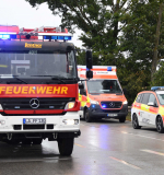 Mehrere Verletzte nach Verkehrsunfall, Rettungshubschrauber dreht im letzten Augenblick noch ab, Geisenhausen, Lkr. Landshut, 27.07.2023   ca. 17.15 Uhr  Ein Verkehrsunfall zwischen einem Mercedes Sprinter und einem BMW ereignete sich am Donnerstagabend im Kreuzungsbereich Landshuter Straße / LA21 in Geisenhausen. Dort kollidierten beide Fahrzeuge, der BMW verkeilte sich im Heck des Mercedes. Der Rettungsdienst übernahm die Versorgung der insgesamt drei Fahrzeuginsassen und lieferte diese anschließend in Kliniken ein. Der ebenfalls alarmierte Rettungshubschrauber Christoph München flog die Einsatzstelle noch an, konnte aber vor Ort wieder abdrehen und die Heimreise antreten. Durch die Feuerwehr Geisenhausen wurde eine Vollsperre im Bereich der Unfallstelle eingerichtet und auslaufende Betriebsstoffe gebunden. Beide Fahrzeuge mussten anschließend abgeschleppt werden. Die Polizeiinspektion Vilsbiburg hat die Ermittlungen zum genauen Unfallhergang aufgenommen.  Fotos und Text: Pressefotografie24 - Dominik Götz
