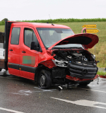 Mehrere Verletzte nach Verkehrsunfall, Rettungshubschrauber dreht im letzten Augenblick noch ab, Geisenhausen, Lkr. Landshut, 27.07.2023   ca. 17.15 Uhr  Ein Verkehrsunfall zwischen einem Mercedes Sprinter und einem BMW ereignete sich am Donnerstagabend im Kreuzungsbereich Landshuter Straße / LA21 in Geisenhausen. Dort kollidierten beide Fahrzeuge, der BMW verkeilte sich im Heck des Mercedes. Der Rettungsdienst übernahm die Versorgung der insgesamt drei Fahrzeuginsassen und lieferte diese anschließend in Kliniken ein. Der ebenfalls alarmierte Rettungshubschrauber Christoph München flog die Einsatzstelle noch an, konnte aber vor Ort wieder abdrehen und die Heimreise antreten. Durch die Feuerwehr Geisenhausen wurde eine Vollsperre im Bereich der Unfallstelle eingerichtet und auslaufende Betriebsstoffe gebunden. Beide Fahrzeuge mussten anschließend abgeschleppt werden. Die Polizeiinspektion Vilsbiburg hat die Ermittlungen zum genauen Unfallhergang aufgenommen.  Fotos und Text: Pressefotografie24 - Dominik Götz