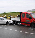Mehrere Verletzte nach Verkehrsunfall, Rettungshubschrauber dreht im letzten Augenblick noch ab, Geisenhausen, Lkr. Landshut, 27.07.2023   ca. 17.15 Uhr  Ein Verkehrsunfall zwischen einem Mercedes Sprinter und einem BMW ereignete sich am Donnerstagabend im Kreuzungsbereich Landshuter Straße / LA21 in Geisenhausen. Dort kollidierten beide Fahrzeuge, der BMW verkeilte sich im Heck des Mercedes. Der Rettungsdienst übernahm die Versorgung der insgesamt drei Fahrzeuginsassen und lieferte diese anschließend in Kliniken ein. Der ebenfalls alarmierte Rettungshubschrauber Christoph München flog die Einsatzstelle noch an, konnte aber vor Ort wieder abdrehen und die Heimreise antreten. Durch die Feuerwehr Geisenhausen wurde eine Vollsperre im Bereich der Unfallstelle eingerichtet und auslaufende Betriebsstoffe gebunden. Beide Fahrzeuge mussten anschließend abgeschleppt werden. Die Polizeiinspektion Vilsbiburg hat die Ermittlungen zum genauen Unfallhergang aufgenommen.  Fotos und Text: Pressefotografie24 - Dominik Götz