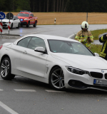 Mehrere Verletzte nach Verkehrsunfall, Rettungshubschrauber dreht im letzten Augenblick noch ab, Geisenhausen, Lkr. Landshut, 27.07.2023   ca. 17.15 Uhr  Ein Verkehrsunfall zwischen einem Mercedes Sprinter und einem BMW ereignete sich am Donnerstagabend im Kreuzungsbereich Landshuter Straße / LA21 in Geisenhausen. Dort kollidierten beide Fahrzeuge, der BMW verkeilte sich im Heck des Mercedes. Der Rettungsdienst übernahm die Versorgung der insgesamt drei Fahrzeuginsassen und lieferte diese anschließend in Kliniken ein. Der ebenfalls alarmierte Rettungshubschrauber Christoph München flog die Einsatzstelle noch an, konnte aber vor Ort wieder abdrehen und die Heimreise antreten. Durch die Feuerwehr Geisenhausen wurde eine Vollsperre im Bereich der Unfallstelle eingerichtet und auslaufende Betriebsstoffe gebunden. Beide Fahrzeuge mussten anschließend abgeschleppt werden. Die Polizeiinspektion Vilsbiburg hat die Ermittlungen zum genauen Unfallhergang aufgenommen.  Fotos und Text: Pressefotografie24 - Dominik Götz