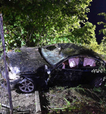 Von Fahrbahn abgekommen, überschlagen und in Hecke zum Liegen gekommen, Hippenstall, Gmd. Vilsbiburg, Lkr. Landshut, 02.09.2023   ca. 0.35 Uhr  Einmal mehr kam es auf der Ortsverbindungsstraße von Vilsbiburg nach Seyboldsdorf bei Hippenstall zu einem schweren Verkehrsunfall in der Nacht von Freitag auf Samstag gegen 0.35 Uhr. Dabei kam der Fahrer eines BMW 4er Grand Coupe in Fahrtrichtung Vilsbiburg zunächst nach rechts von der Fahrbahn ab, beim Gegenlenken kam das Fahrzeug ins Schleudern und im weiteren Verlauf nach links von der Fahrbahn ab. In einem angrenzenden Biotop überschlug sich der PKW und fällte dabei eine Birke. Völlig zerstört blieb das Wrack in einer angrenzenden Hecke liegen. Der Fahrer konnte sich augenscheinlich leichtverletzt aus dem Fahrzeug befreien und wurde vom Rettungsdienst in eine naheliegende Klinik eingeliefert. Die Feuerwehren aus Seyboldsdorf, Vilsbiburg und Geisenhausen wurden unter der Annahme einer eingeklemmten Person an die Unfallstelle gerufen. Letztendlich beschränkte sich die Arbeit der Feuerwehren auf das Ausleuchten der Einsatzstelle sowie verkehrsregelnde Maßnahmen. Nachdem das Fahrzeug durch ein Abschleppunternehmen geborgen wurde, konnte die Einsatzstelle an die Polizei übergeben werden. Das Fahrzeug erlitt wirtschaftlichen Totalschaden. Die Polizeiinspektion Vilsbiburg übernahm die Ermittlungen zum Unfallhergang.  Nach Aussage vor Ort ereigneten sich in dieser Kurve bereits zahlreiche, teils tödliche Verkehrsunfälle. Als Unfallursache gilt meist überhöhte Geschwindigkeit.  Fotos und Text: Pressefotografie24 - Dominik Götz